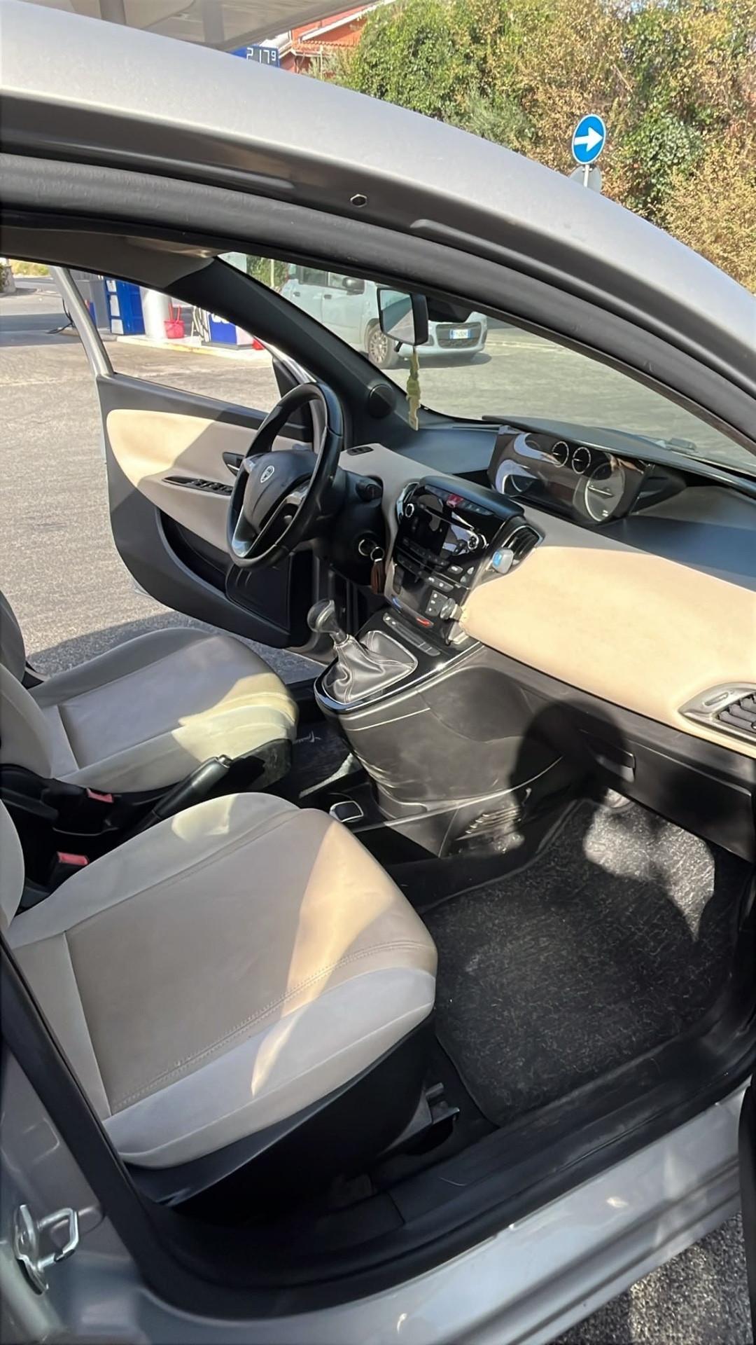 Lancia Ypsilon 0.9 TwinAir 85 CV 5 porte S&S DFN Platinum Cambio Automatico