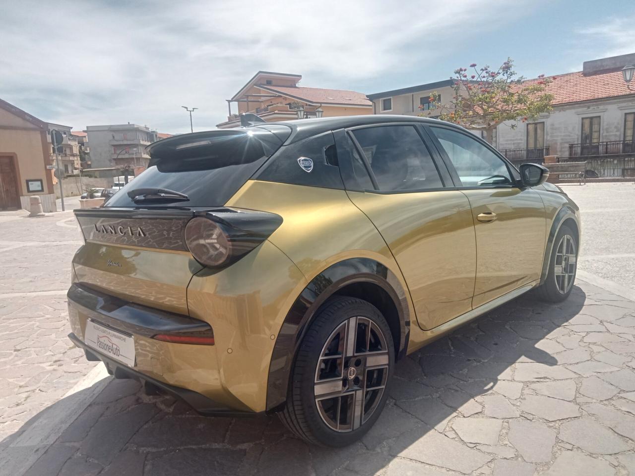 Lancia Ypsilon Hybrid e-DCT LX 2024