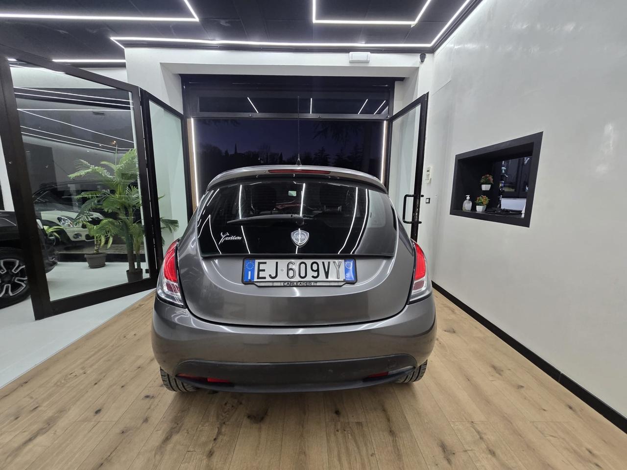 Lancia Ypsilon 1.3 MJT 75 CV Unyca