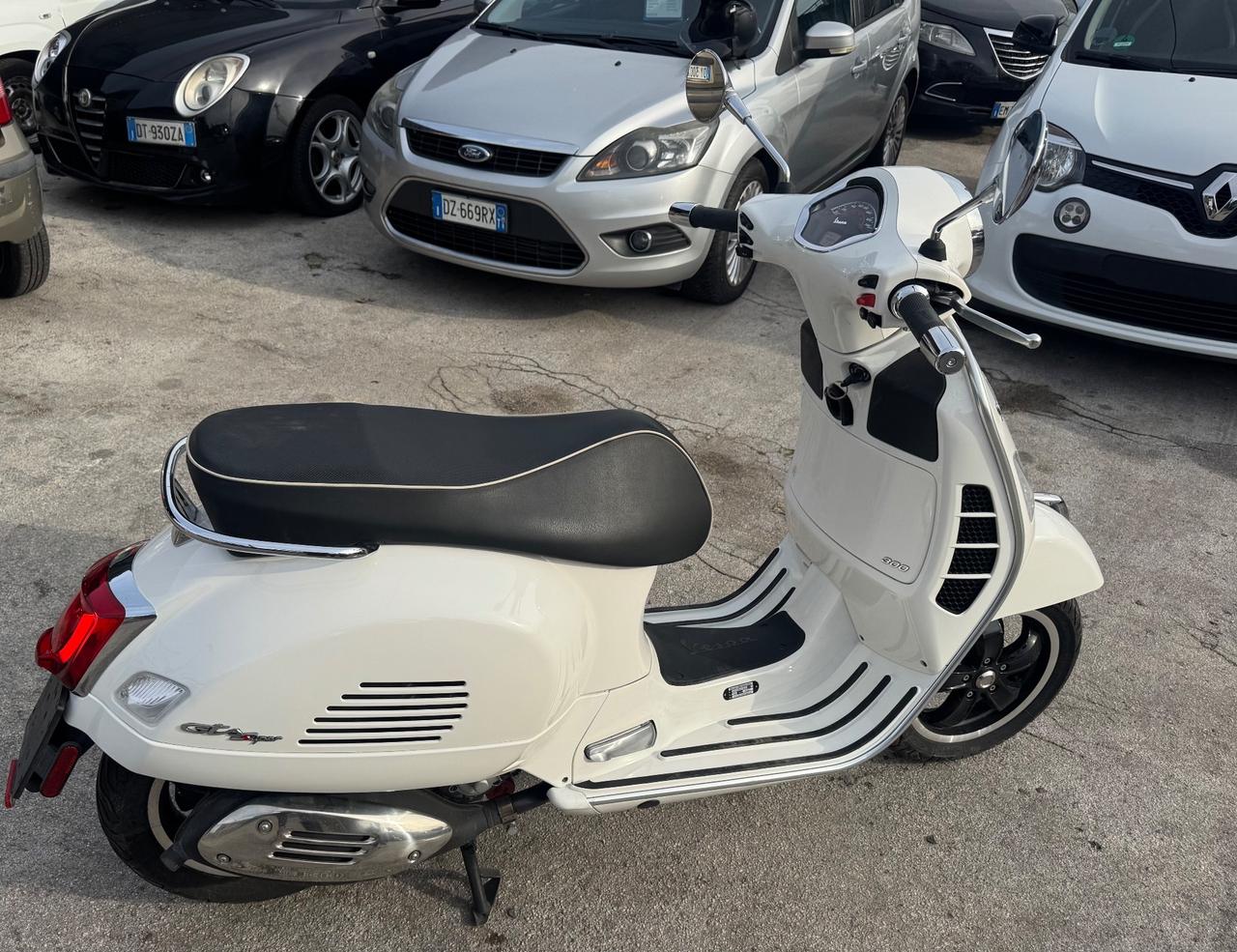 Piaggio Vespa 300 GTS SUPER