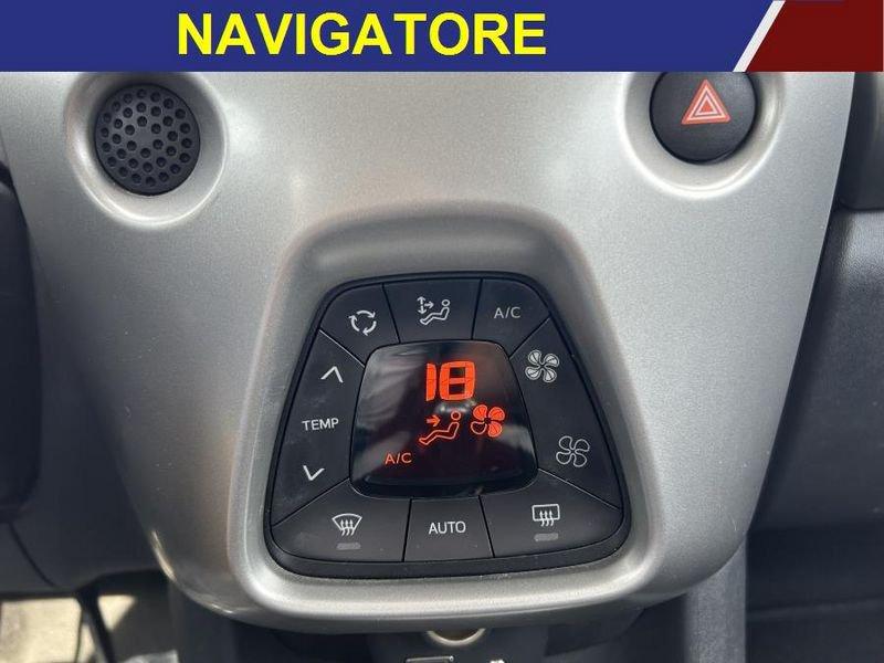 Toyota Aygo 1.0 VVT-i 69 CV 5p x-play NAVI + RETROCAMERA