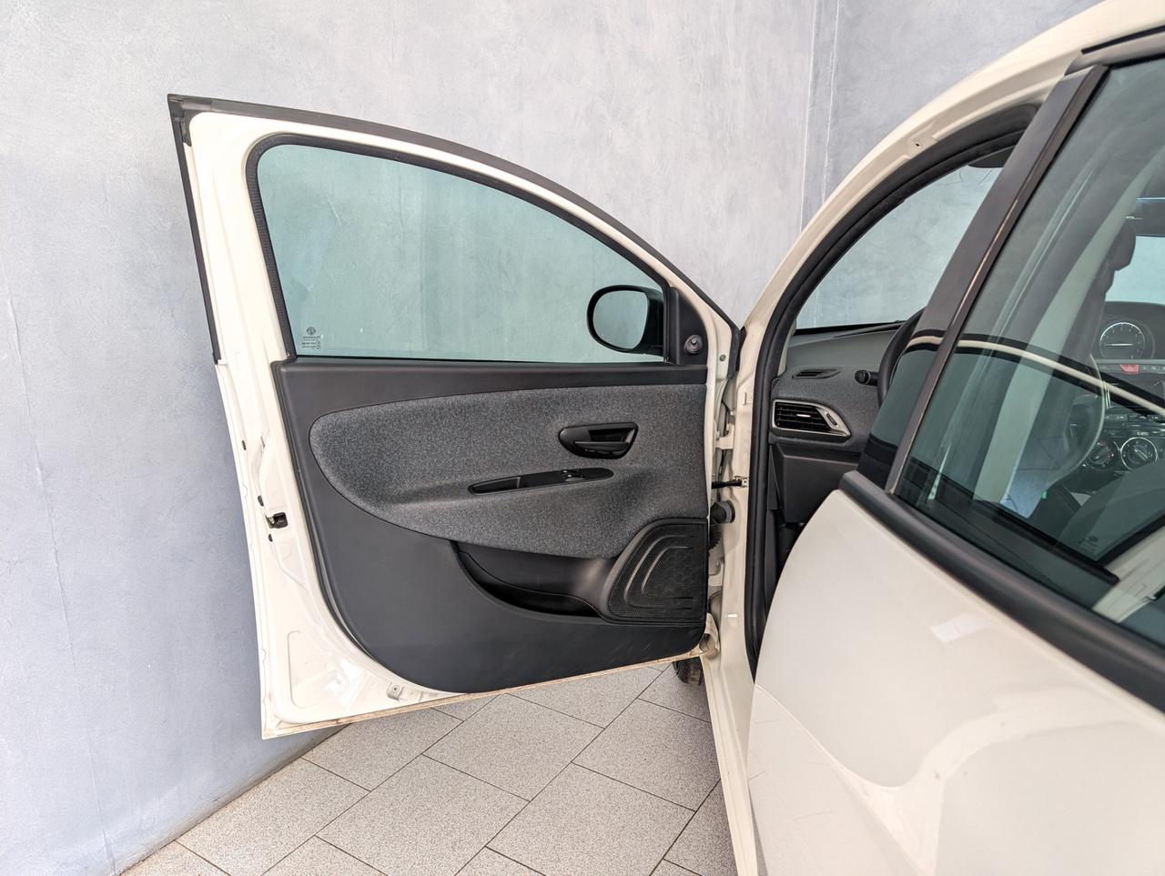 Lancia Ypsilon 1.0 Hybrid 70cv Silver