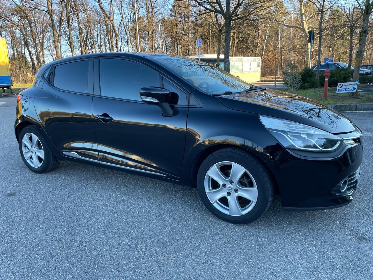 Renault Clio 1.2 16V 5 porte Live!* Neo patentati *