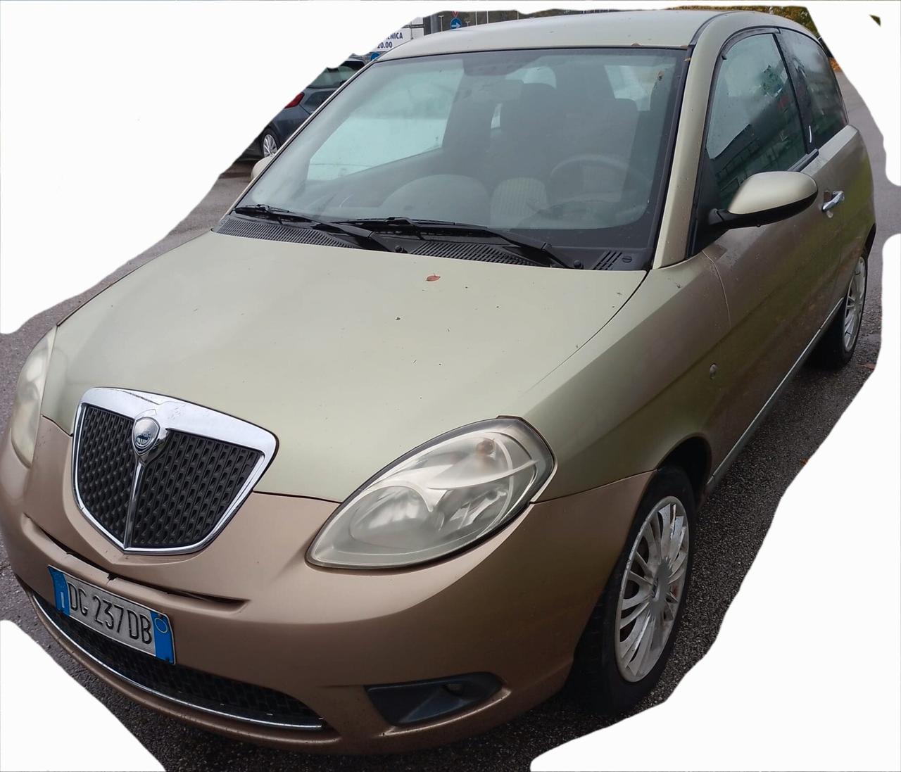 Lancia Ypsilon 1.2 Argento ok per neopatentati