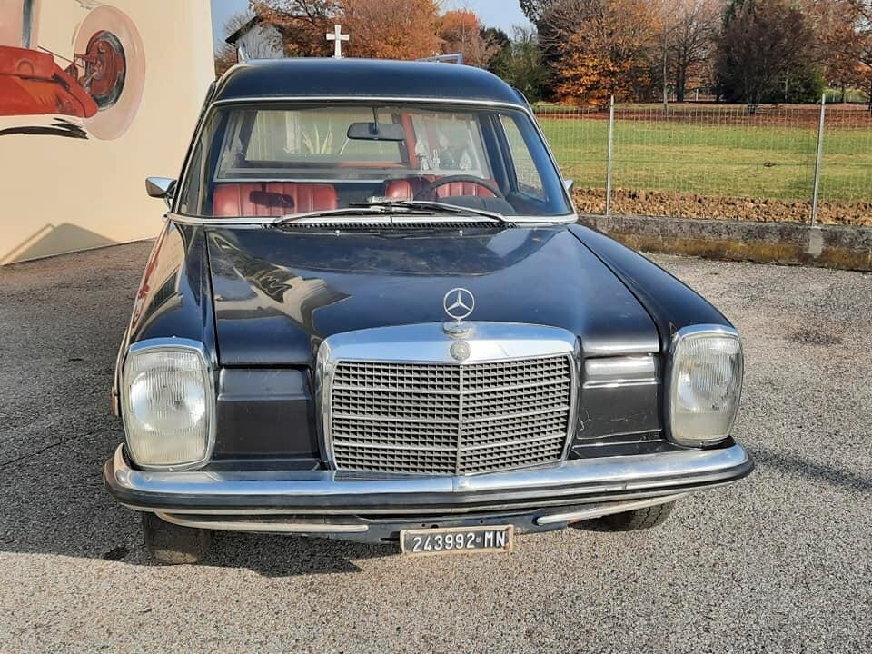 Mercedes 200 adibito a Carro- Funebre del 1973