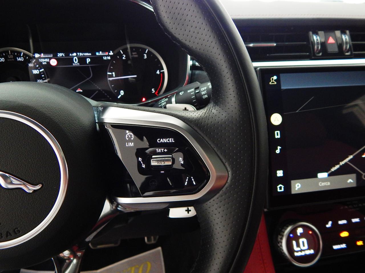 Jaguar F-Pace 2.0d i4 mhev R-Dynamic Black AWD 204cv Aut. TETTO-PELLE ROSSA-NAVI-LED