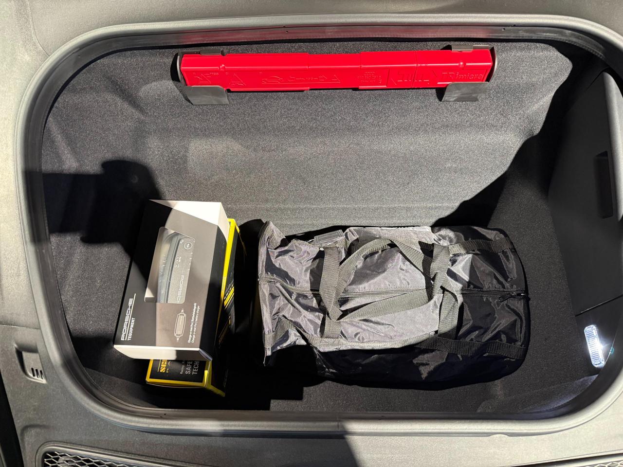 Porsche 911 Coupe 3.0 Dakar auto