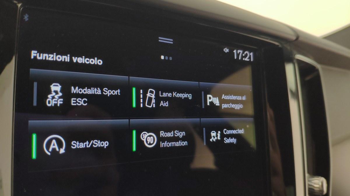 VOLVO Xc60 B5 Mild Hybrid (D) Awd Geartronic R-Design