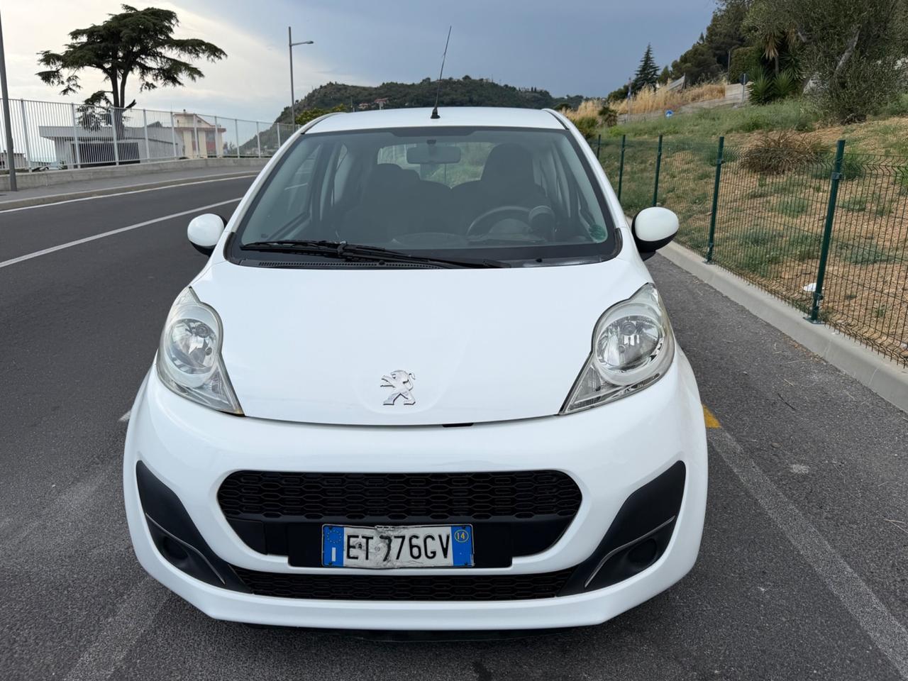 Peugeot 107 CON CAMBIO AUTOMATICO NEOPATENTATI