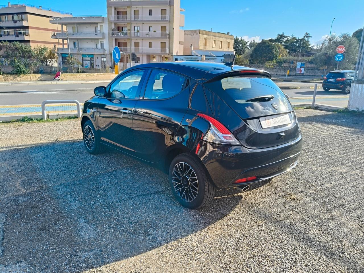 Lancia Ypsilon 1.0 70CV Hybrid Platino