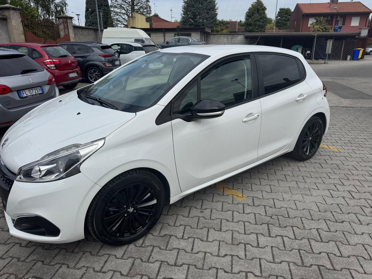 Peugeot 208 PureTech 82 5 porte neopatentati