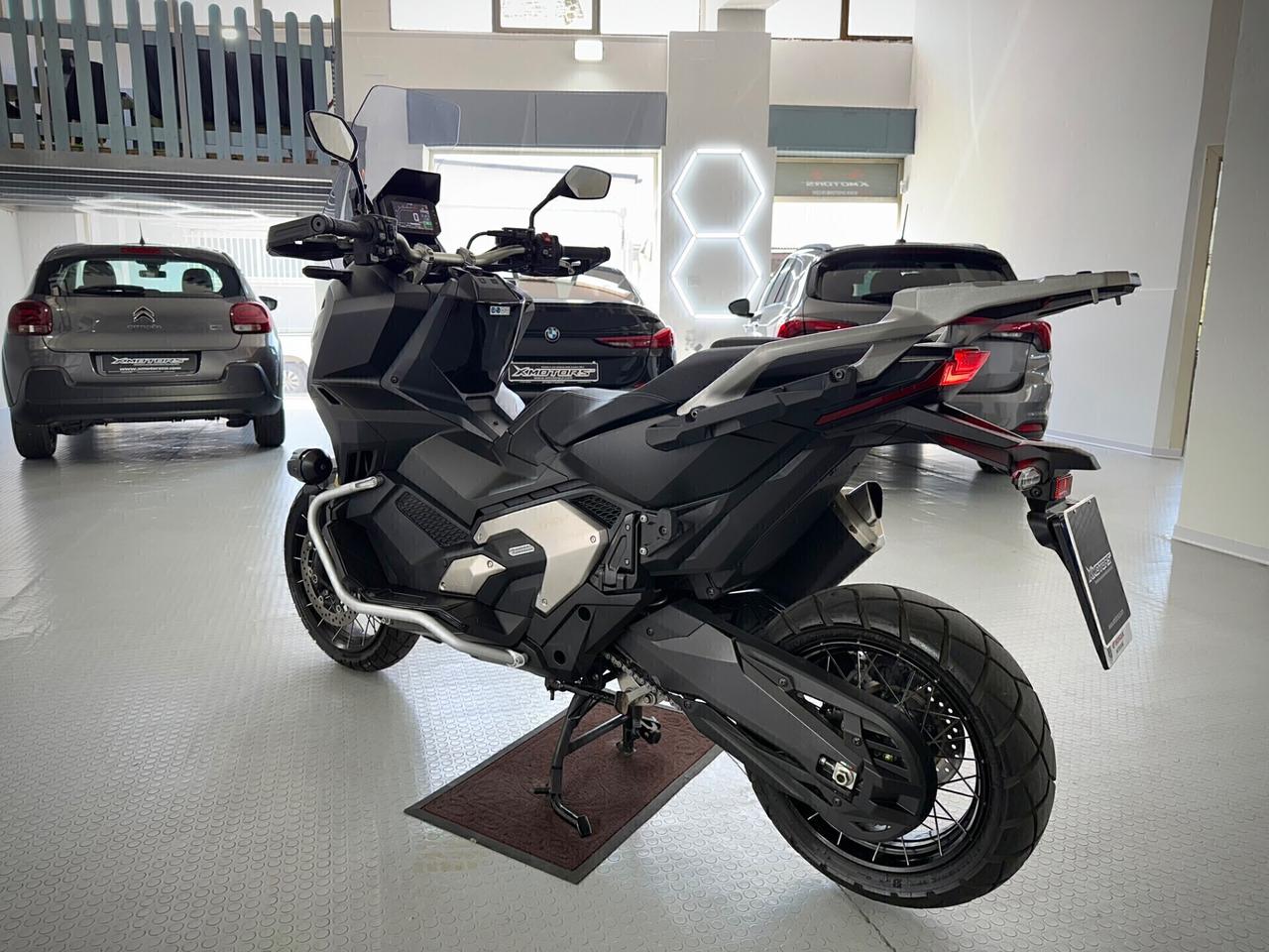 Honda X-ADV 750 con travel pack