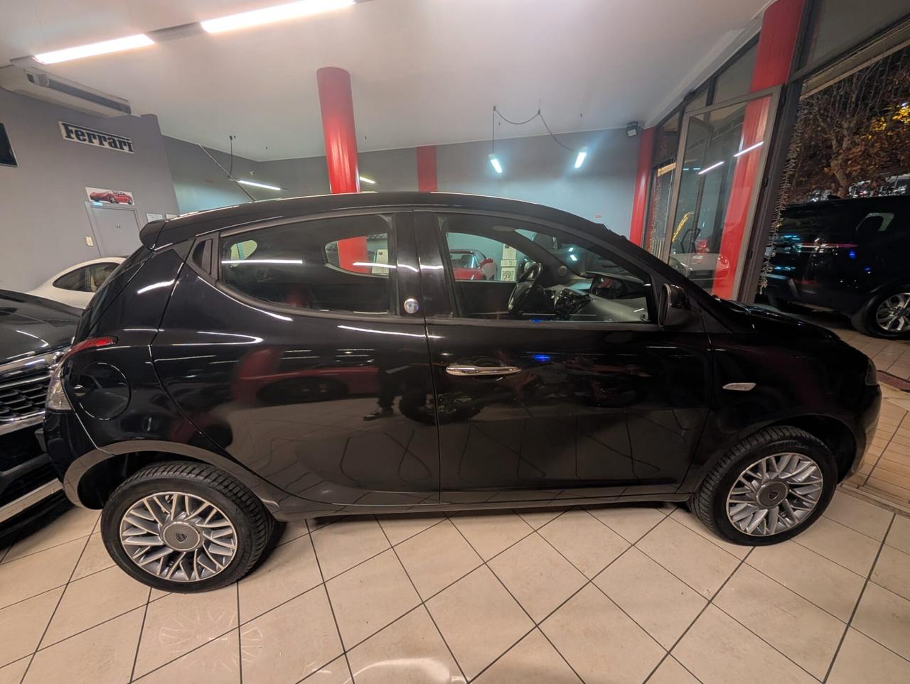 Lancia Ypsilon 0.9 TwinAir 85 CV 5 porte Metano
