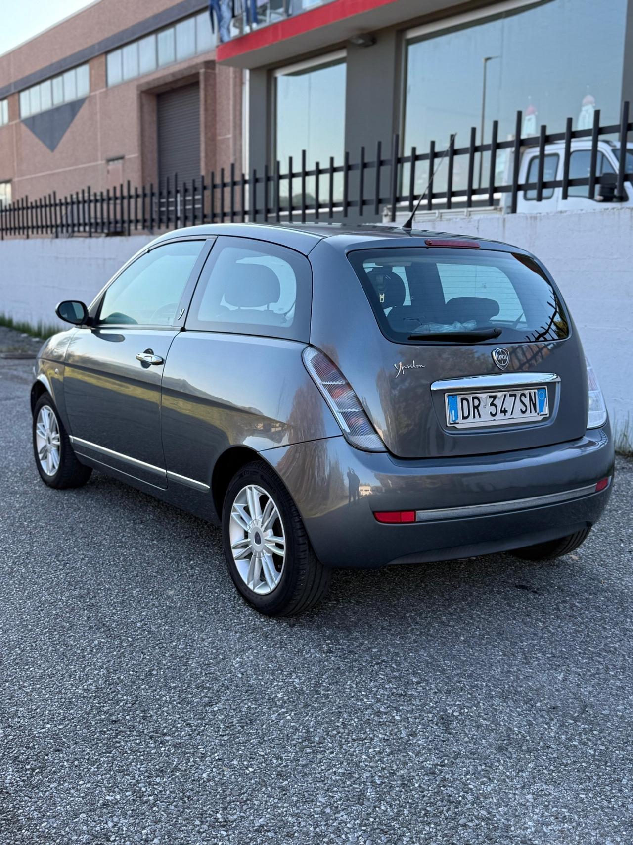 Lancia Ypsilon 1.3 MJT 75 CV DPF Sport MomoDesign