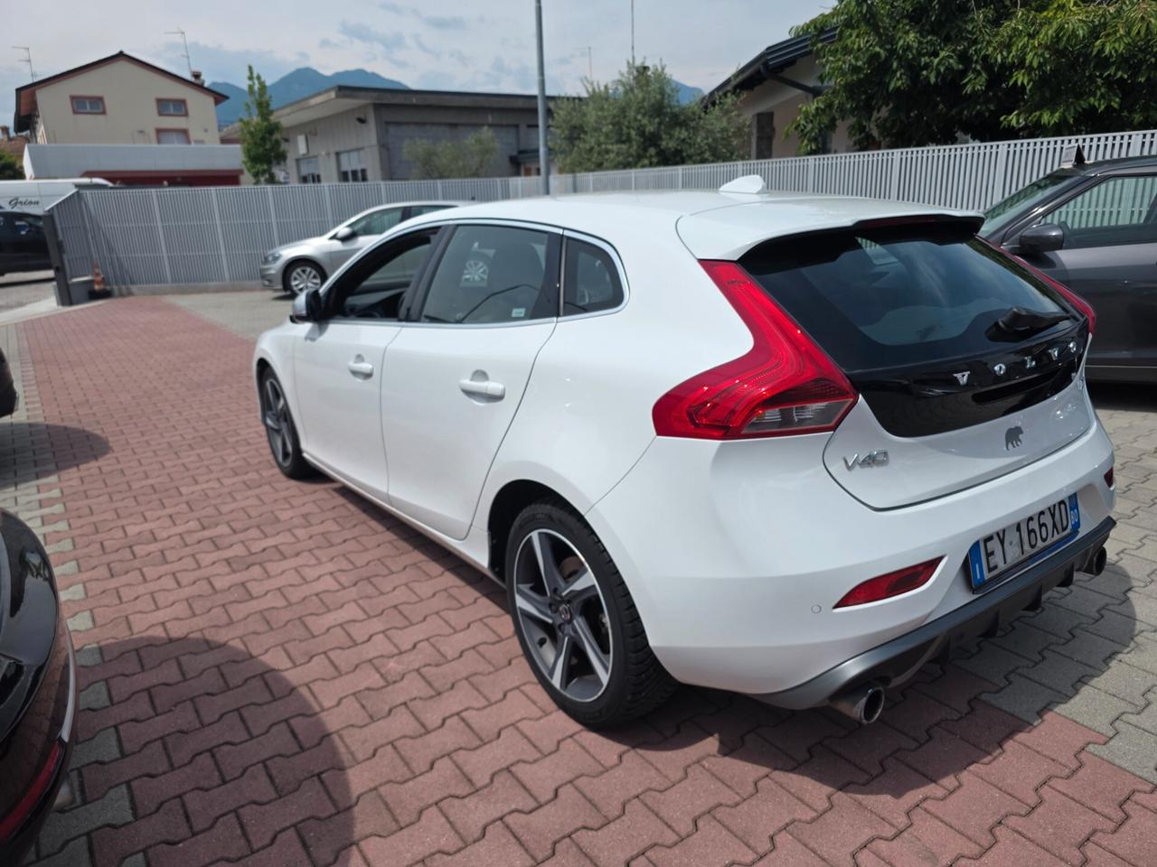 Volvo V40 D2 1.6 R-design Kinetic