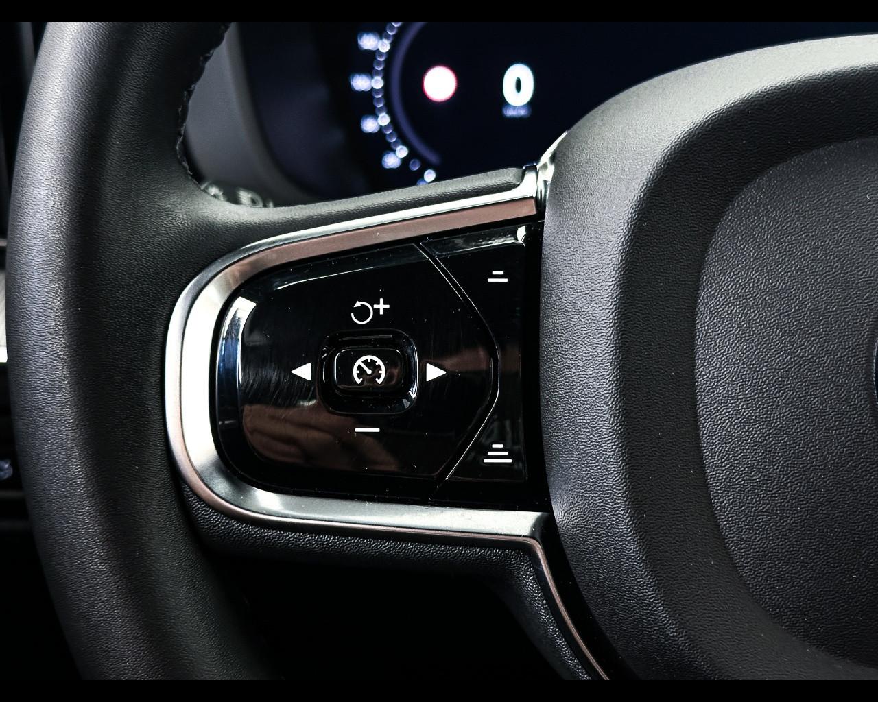 VOLVO XC60 B4 (d) AWD automatico Plus Dark