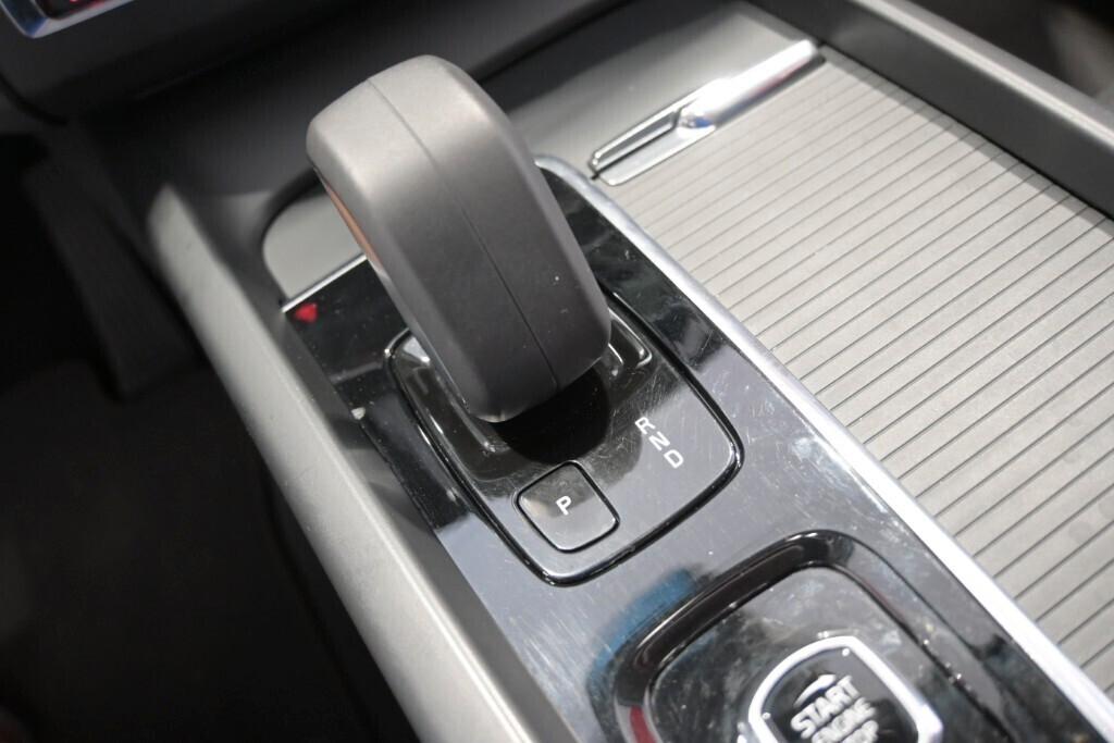 VOLVO XC60 2.0D 197CV B4 (D) AUTOMATIC AWD MOMENTUM ( FARI LED - COCKPIT - CRUISE - PDC - TELECAMERA POST. - CERCHI 18 )