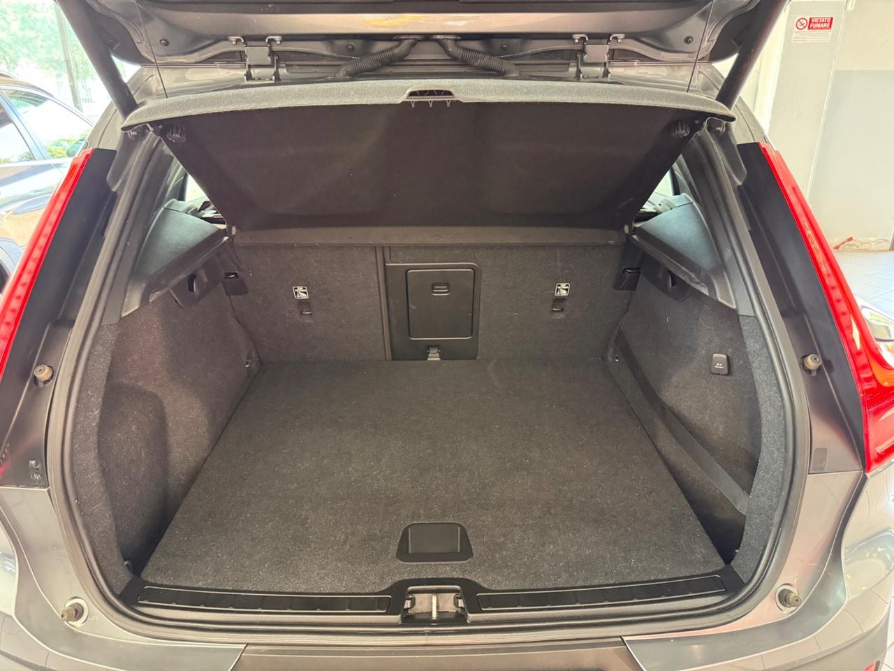 Volvo XC40 D4 AWD Geartronic Momentum TETTO APRIBILE PANORAMICO