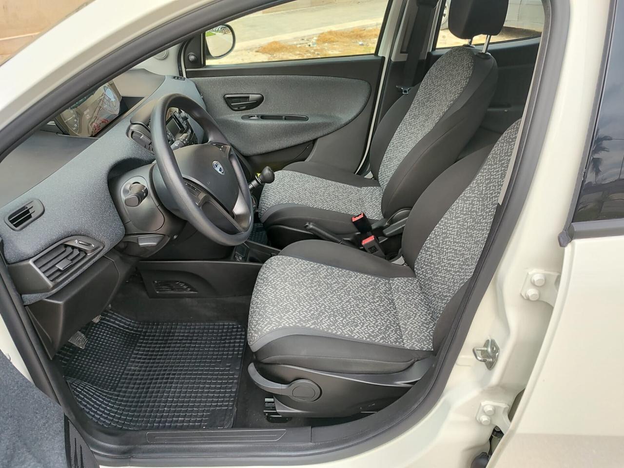 Lancia Ypsilon 1.0 HYBRID SILVER 70CV