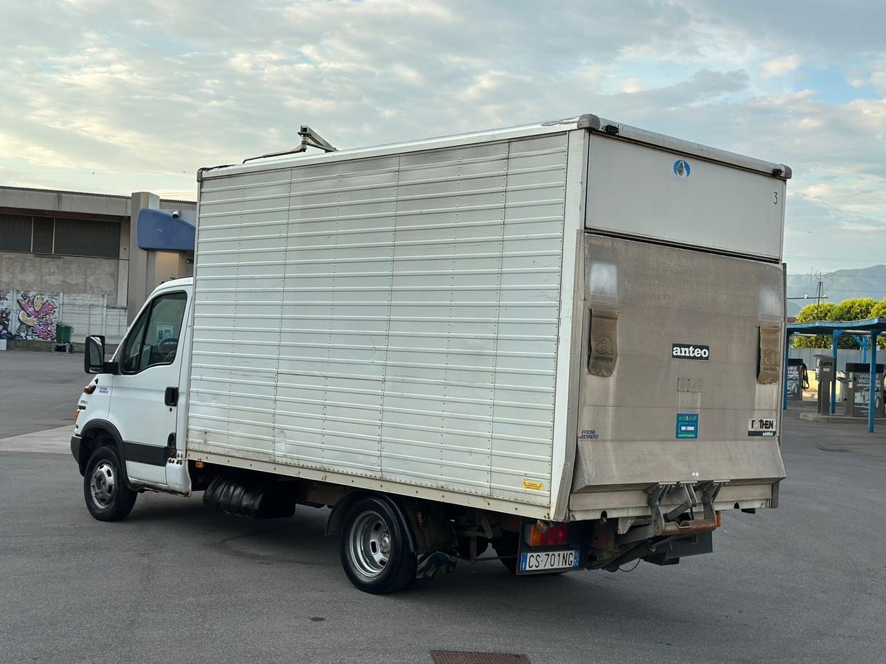 IVECO CON PEDANA IDRAULICA