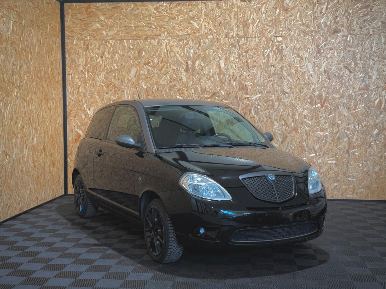 Lancia Ypsilon 1.4 Sport MomoDesign