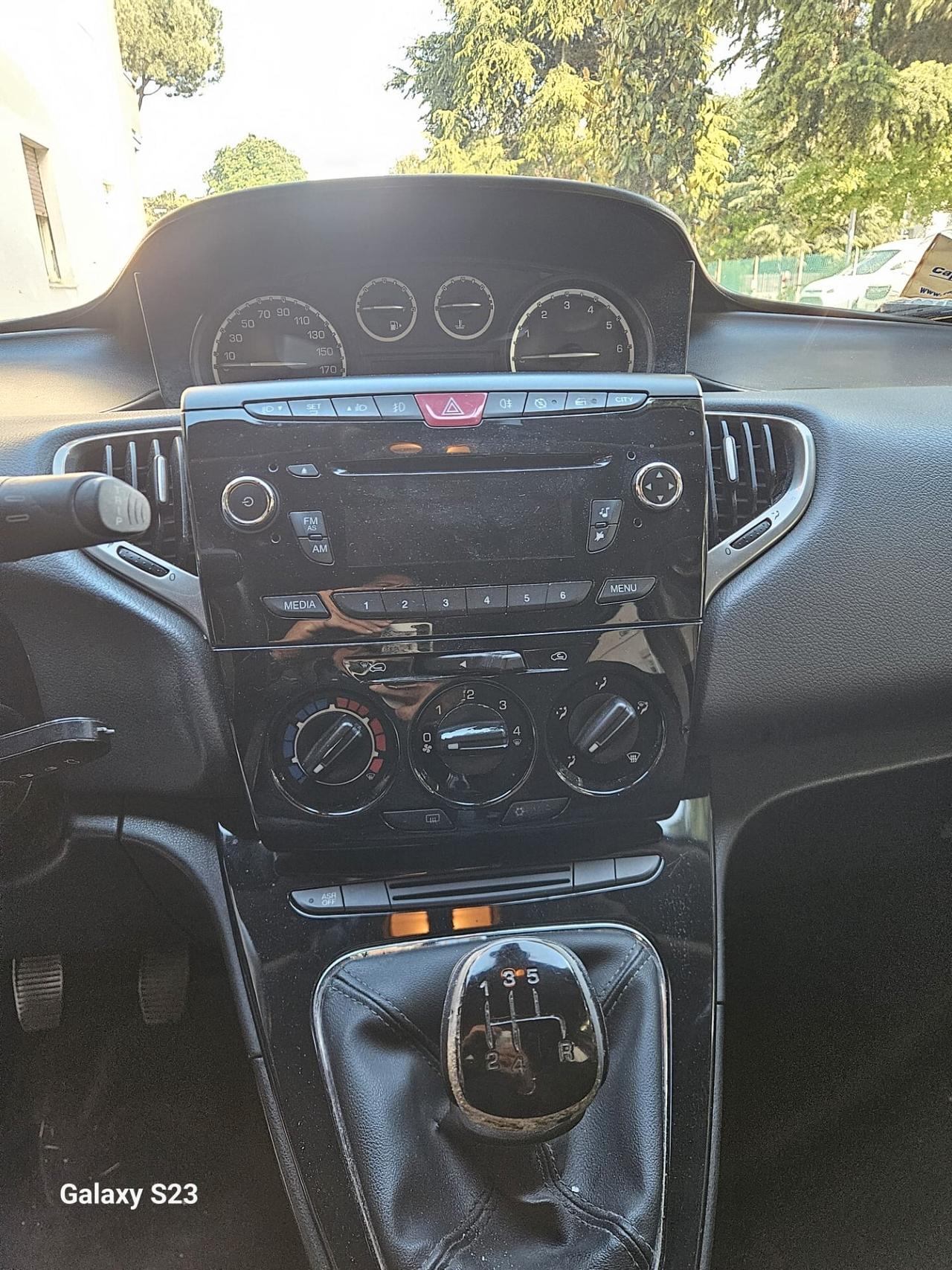 Lancia Ypsilon PLATINUM – Condizioni Eccellenti