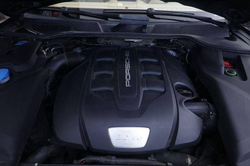 Porsche Cayenne Porsche Cayenne 3.0 tiptronic 184KW ANNO 2016