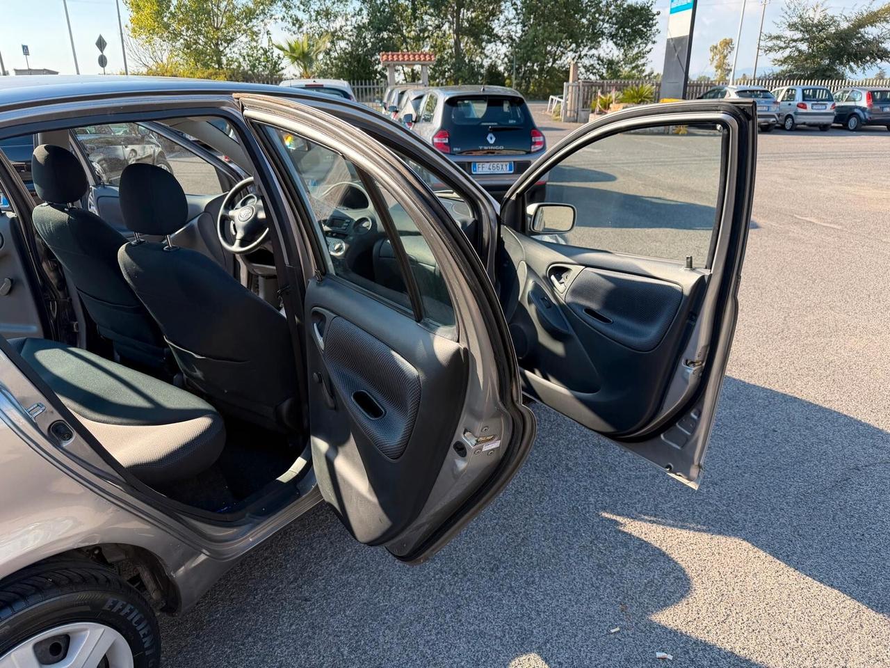 Toyota Yaris 1.4 -4D 75CV 5 PORTE SOL 2004
