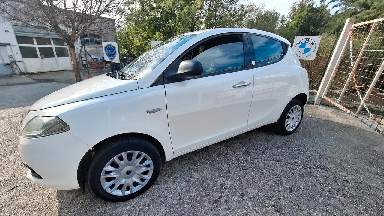 Lancia Ypsilon 0.9 TwinAir 85 CV 5 porte Metano Ecochic Silver