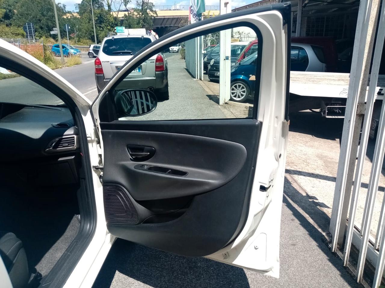 Lancia Ypsilon 0.9 TwinAir 85 CV 5 porte S&S Platinum