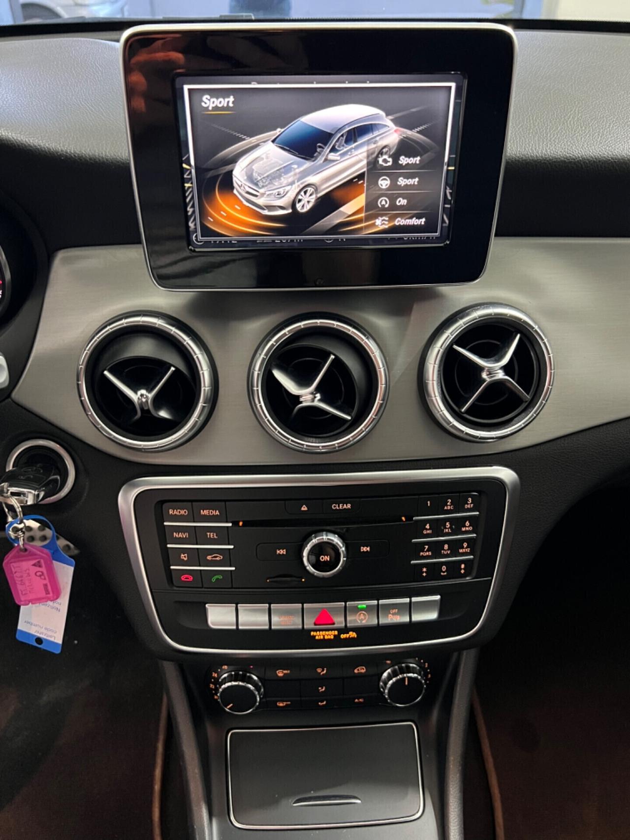 Mercedes-benz CLA 200d Premium AMG *FULL*