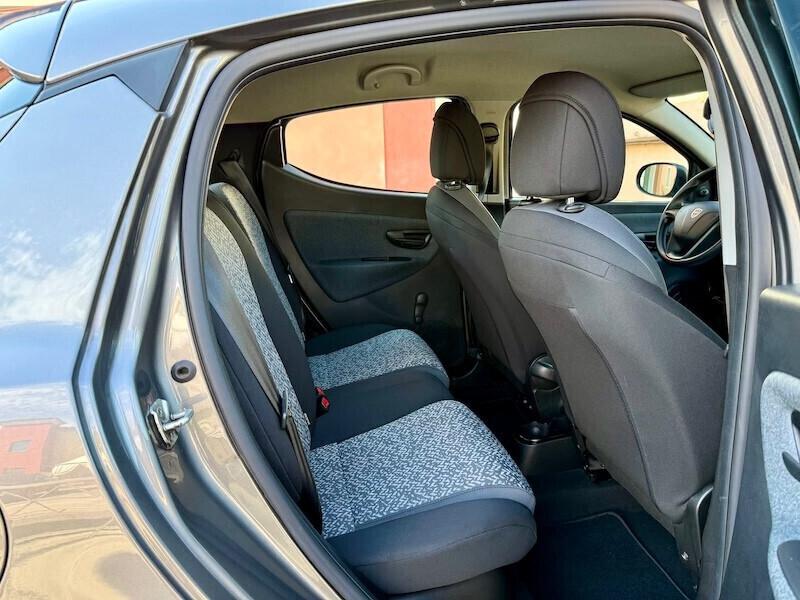 Lancia Ypsilon 1.0 FireFly 5 porte S&S Hybrid Ecochic Silver