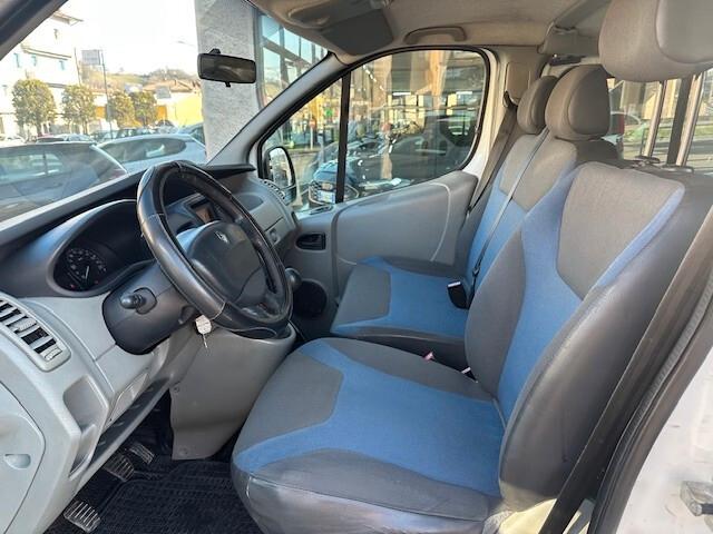 Renault Trafic T29 2.0 dCi/90 PL-TN-autocarro 6 posti