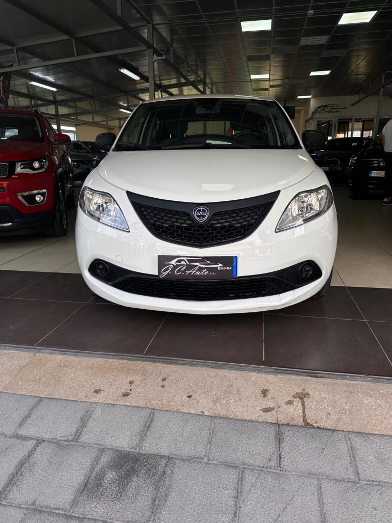 Lancia Ypsilon 1.0 FireFly 5 porte S&S Hybrid Ecochic Silver