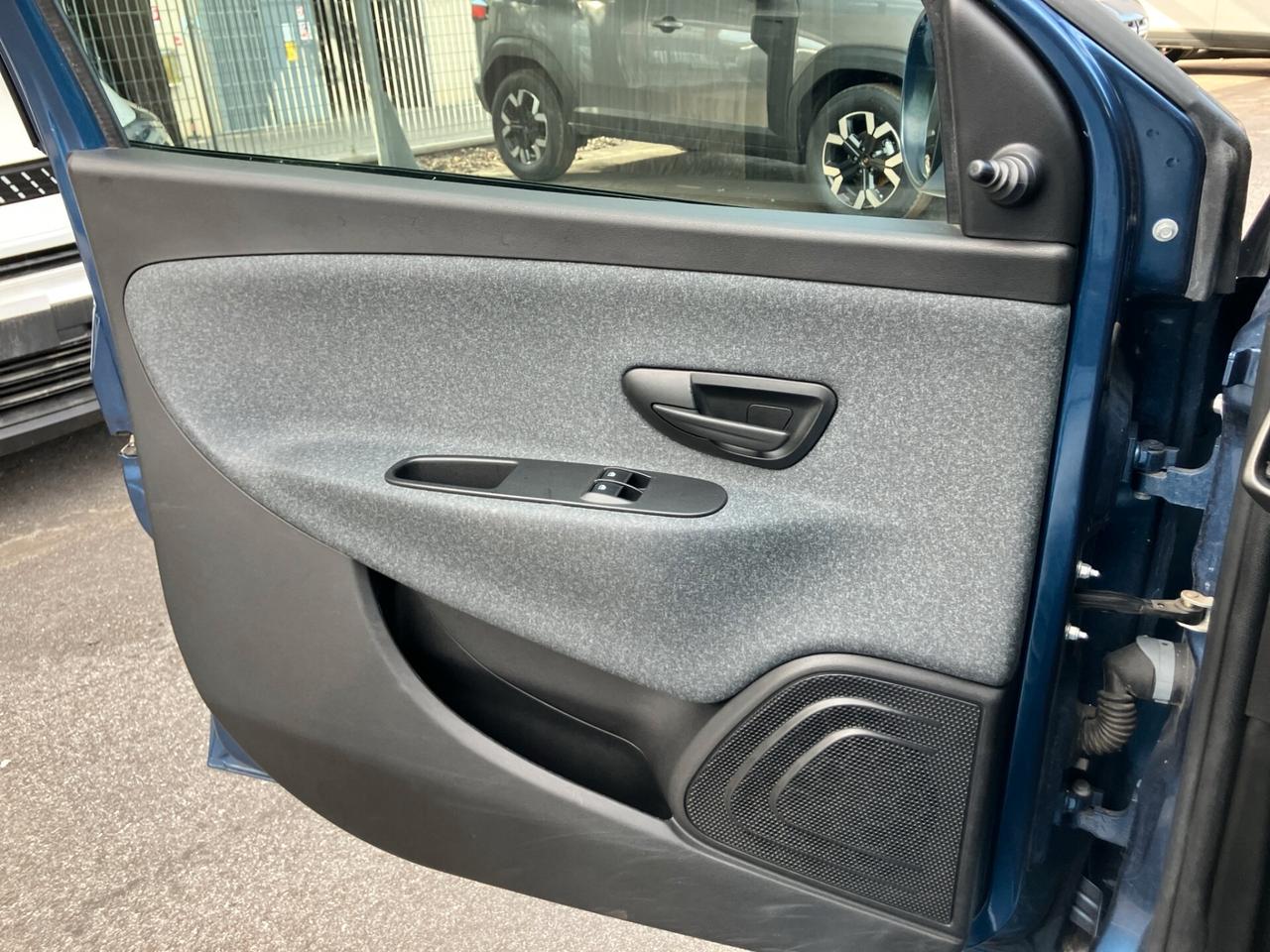 Lancia Ypsilon 1.0 FireFly 5 porte S&S Hybrid Silver