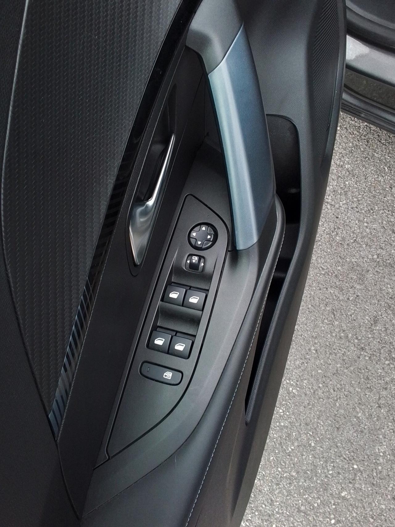 Peugeot 2008 PureTech 130 S&S Allure Navi Pack