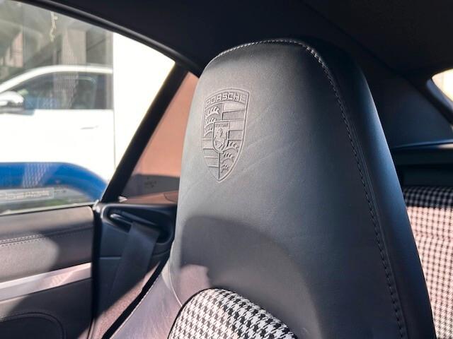 Porsche 911 Carrera 4S Cabriolet PDK Interni heritage design
