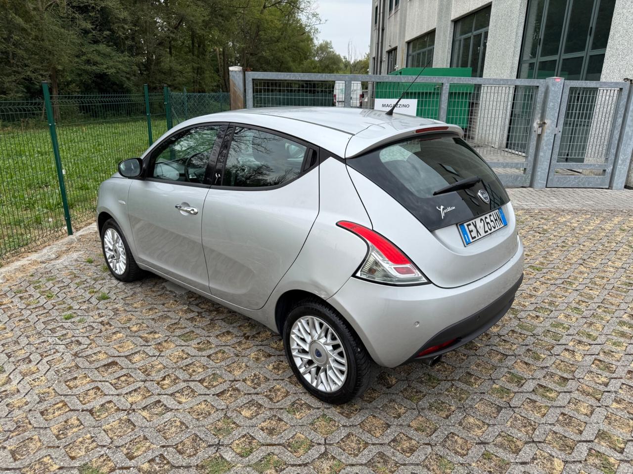 Lancia Ypsilon 0.9 TwinAir 85 CV 5P S&S DFN Automatik Platinum