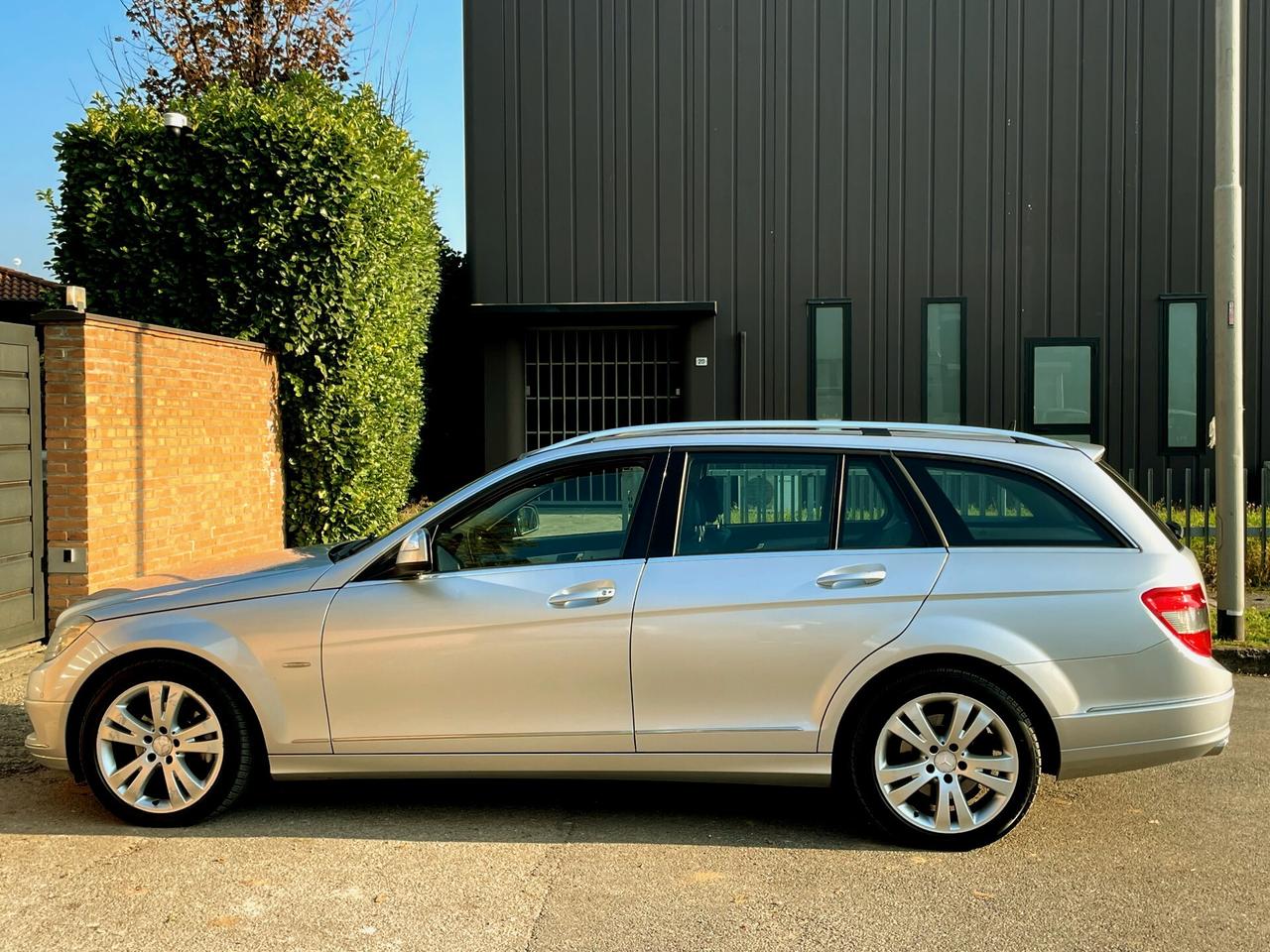 MERCEDES C220d aut.-AVANTGARDE-Pelle.Navi-FULL