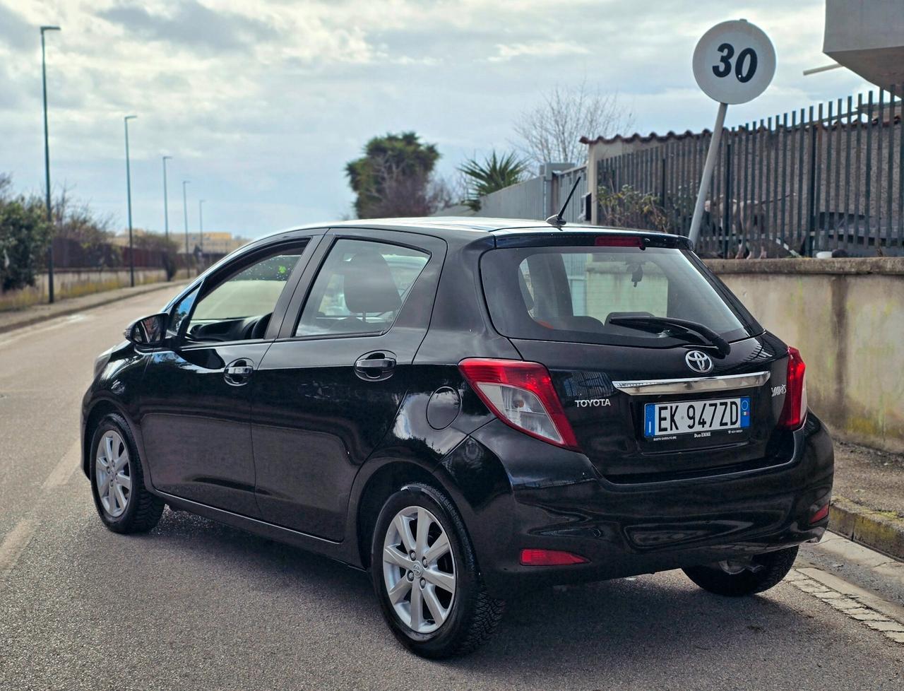 TOYOTA YARIS LOUNGE 1.0B NUOVISSIMA DI TUTTO