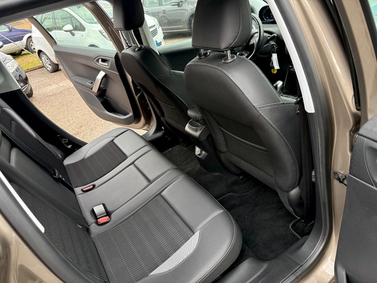 " SOLO 40.000 KM " Peugeot 2008 Benz. Allure