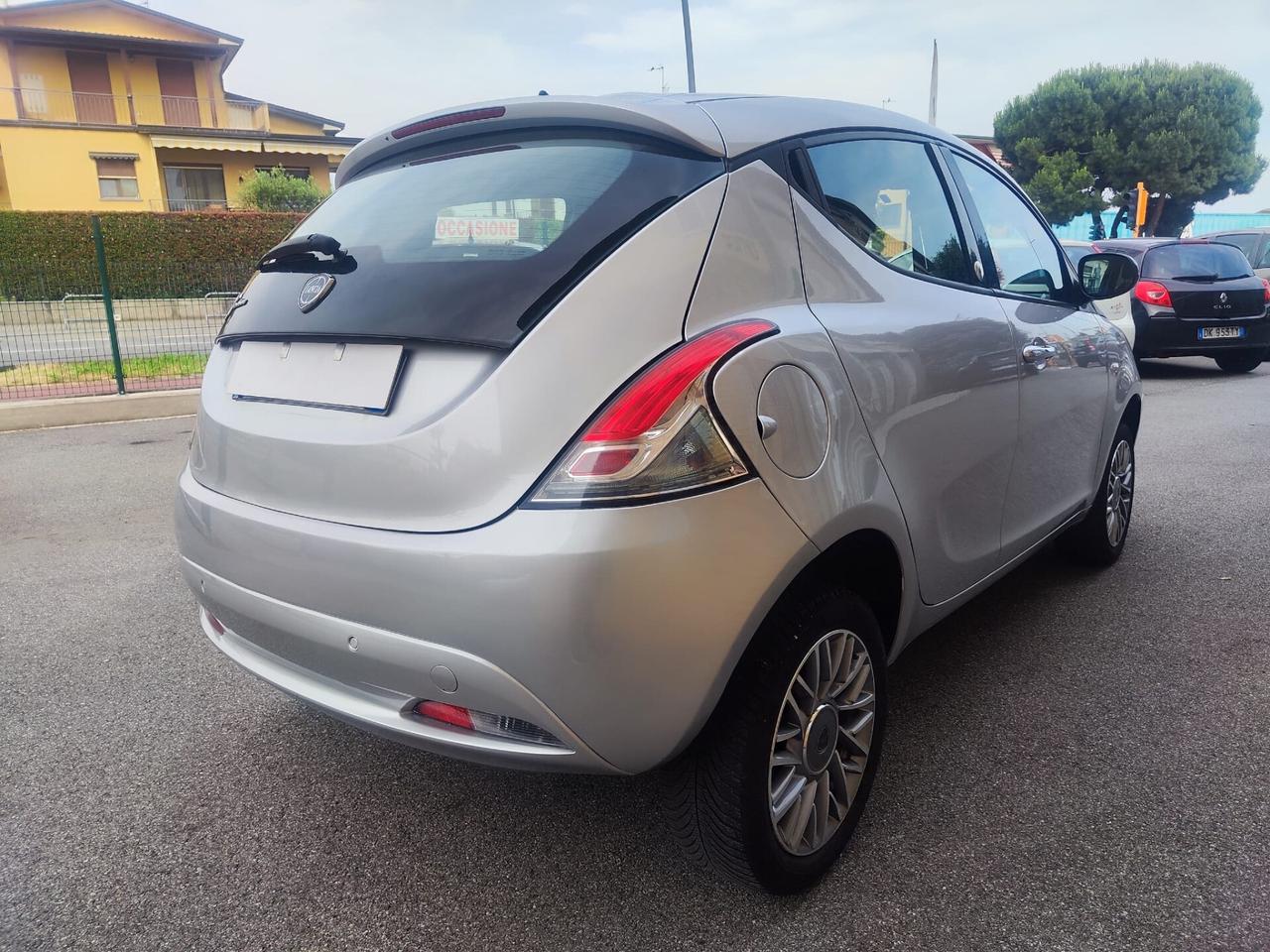 Lancia Ypsilon 0.9 TwinAir 85 CV 5 porte Metano Ecochic Silver