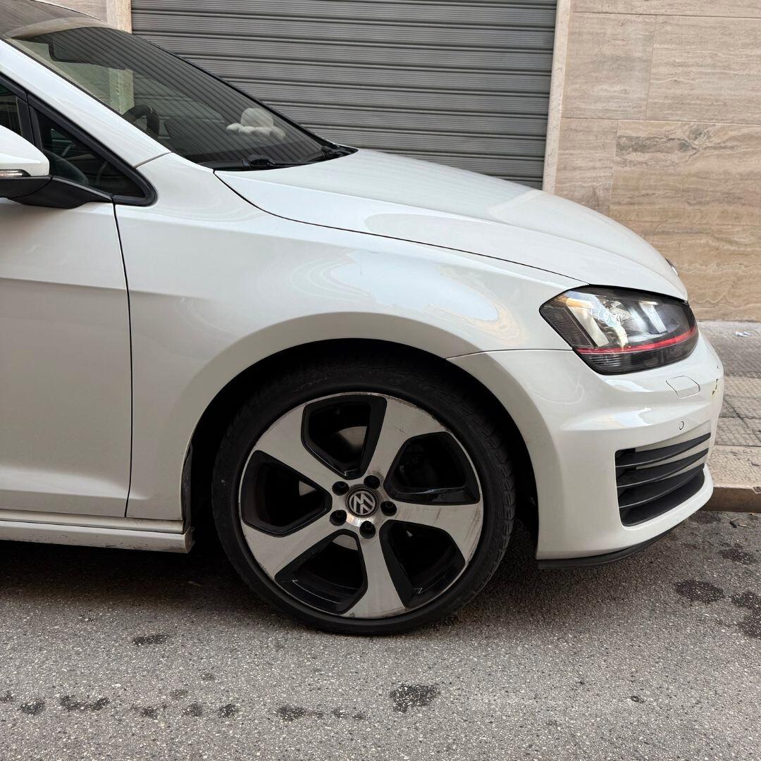 Volkswagen Golf 1.6 TDI 110cv allestimento R-Line