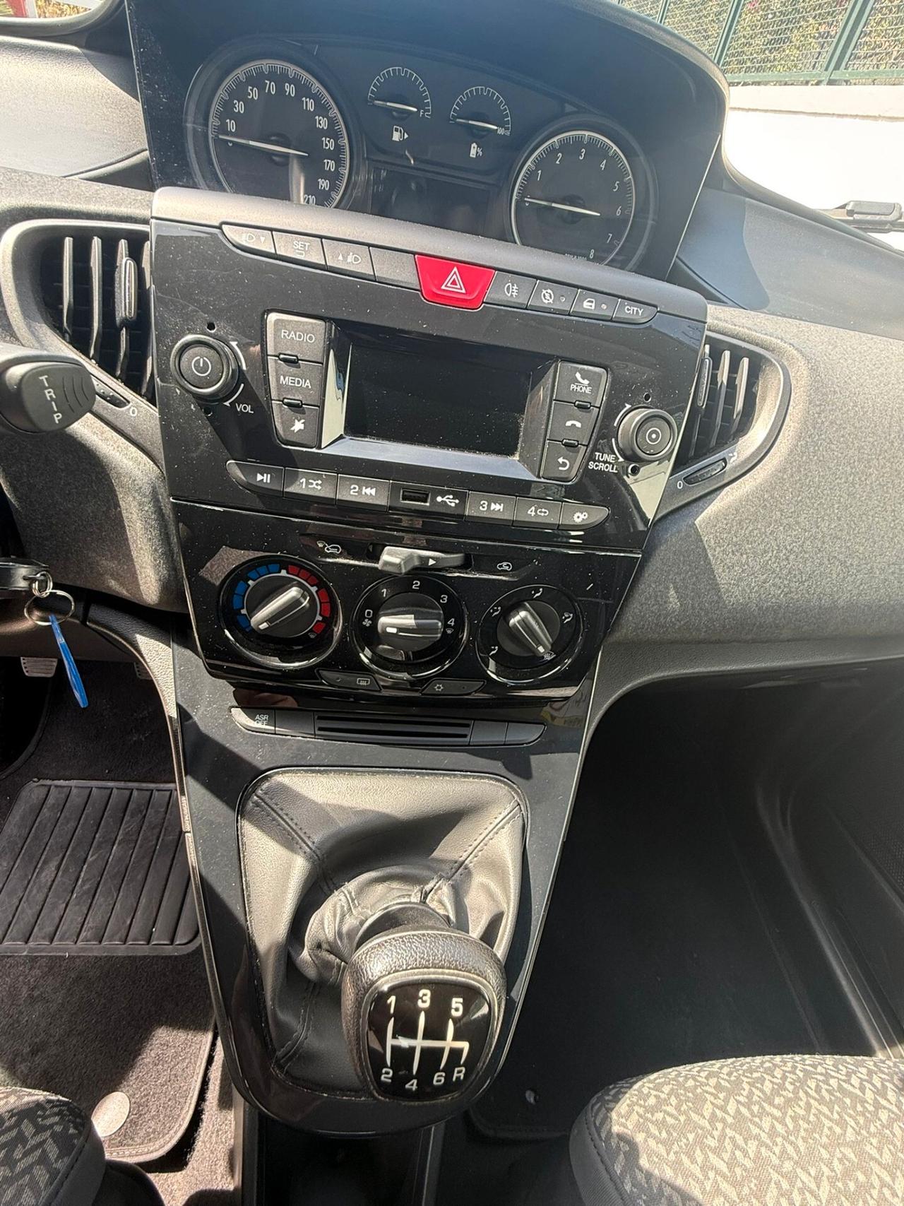Lancia Ypsilon 1.0 FireFly 5 porte S&S Hybrid Ecochic Gold