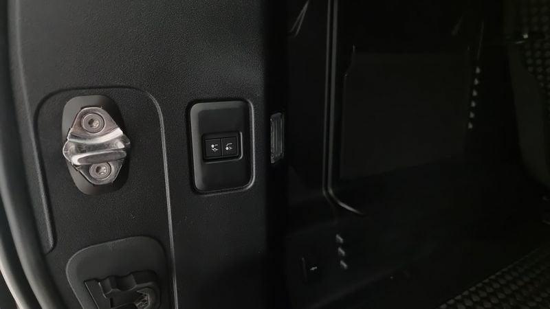 Land Rover Defender 110 3.0D I6 200 CV AWD Auto X-Dynamic SE