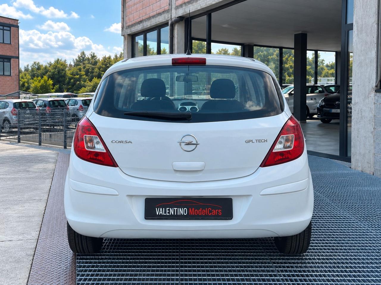 Opel Corsa D 1.2 80cv Enjoy Benzina e GPL Fabbrica