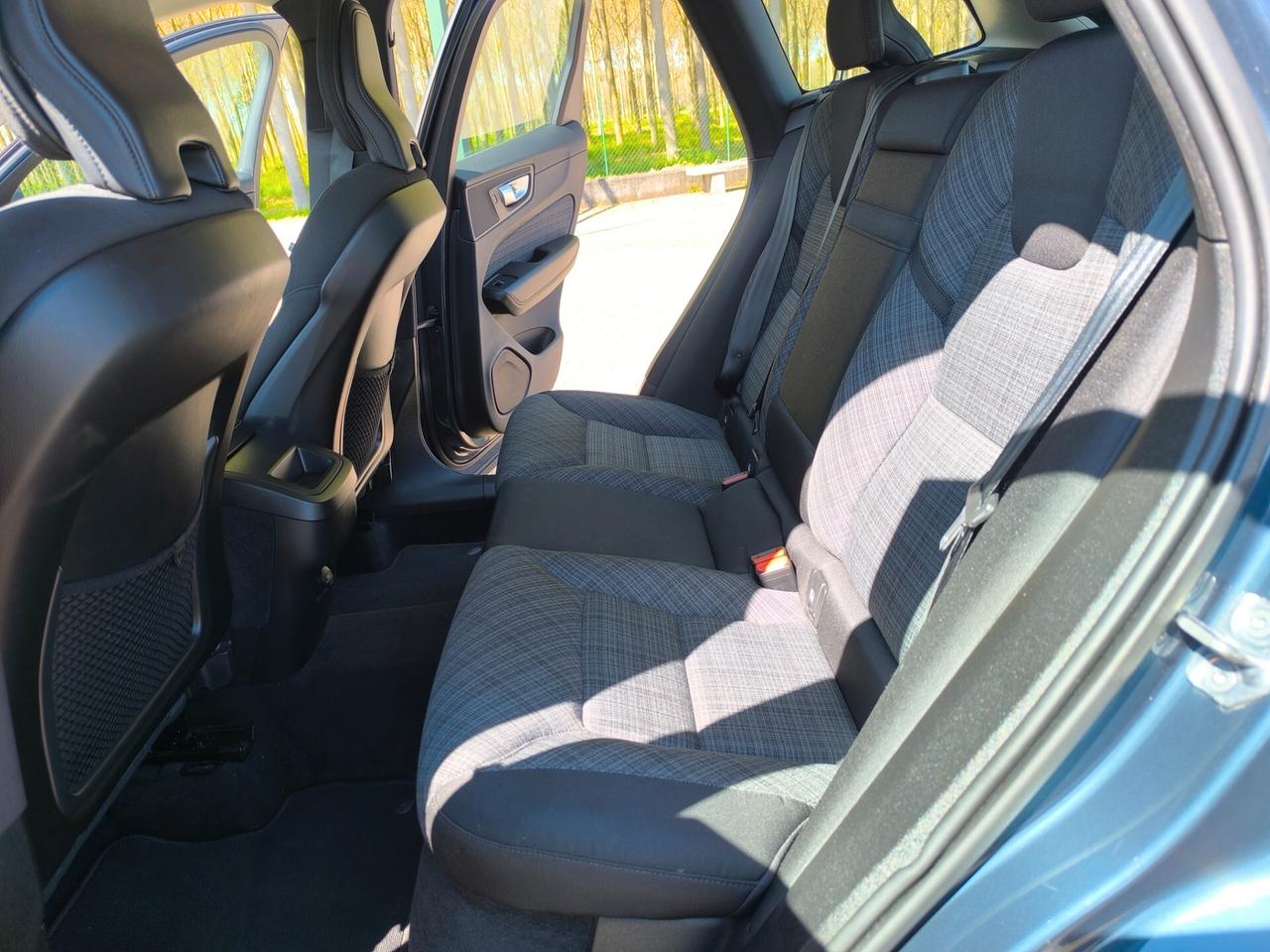 Volvo XC 60 XC60 B4 (d) AWD Geartronic Momentum Pro