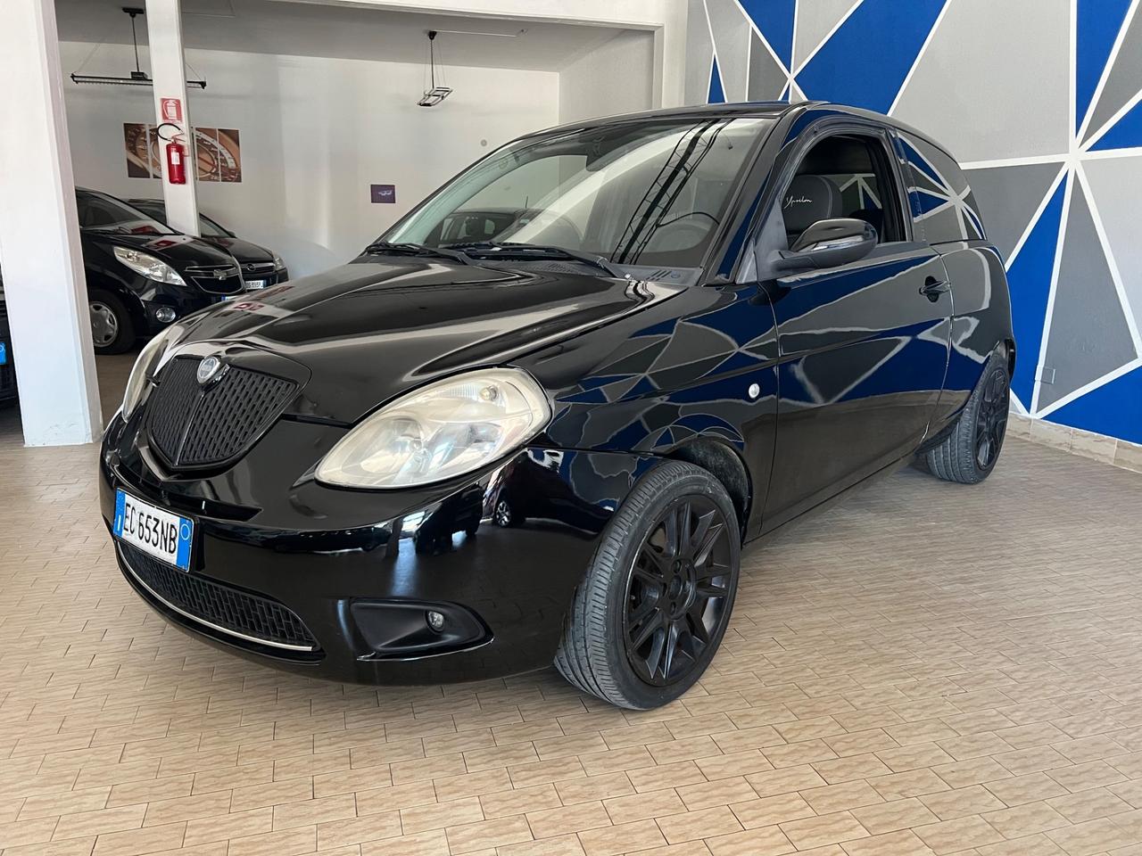 Lancia Ypsilon 1.3 MJT 75 CV MOMO DESING