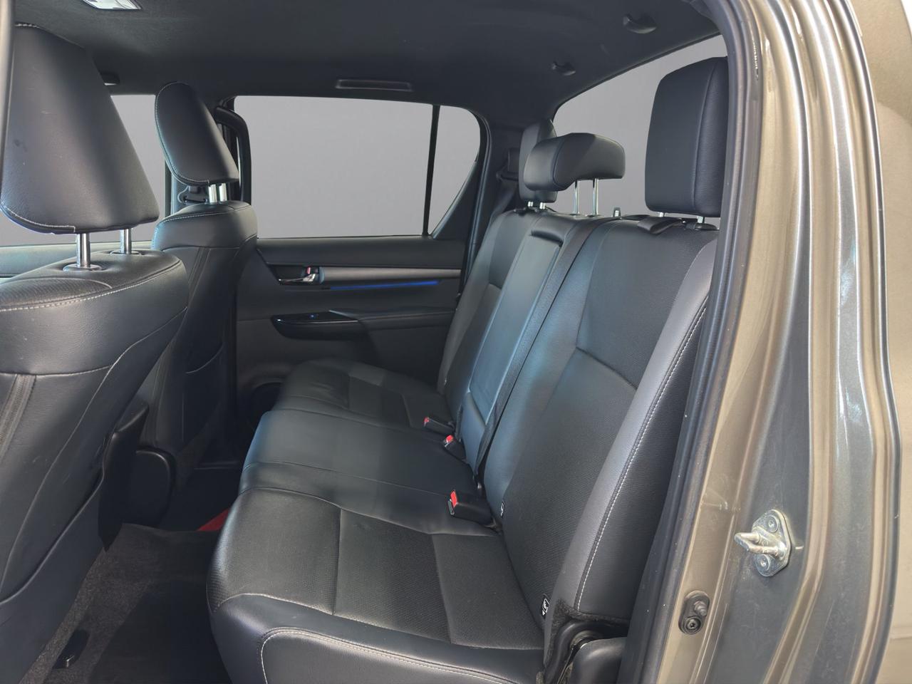 Toyota Hilux 2.8 d double cab Invincible 4wd auto