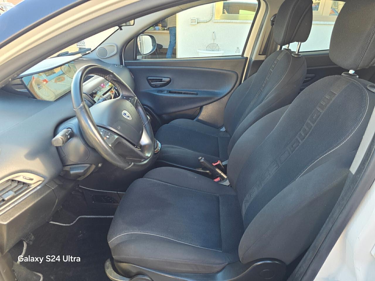 Lancia Ypsilon 1.2 69 CV 5 porte S Momodesign
